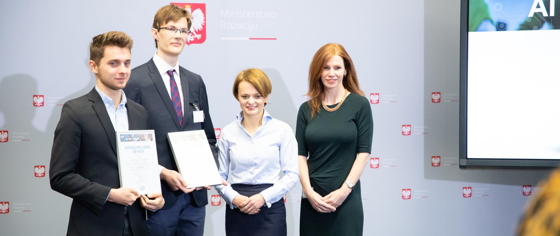 Laureaci programu pilotażowego odbierają dyplom z rąk Minister Rozwoju i wiceprezes Intela.
