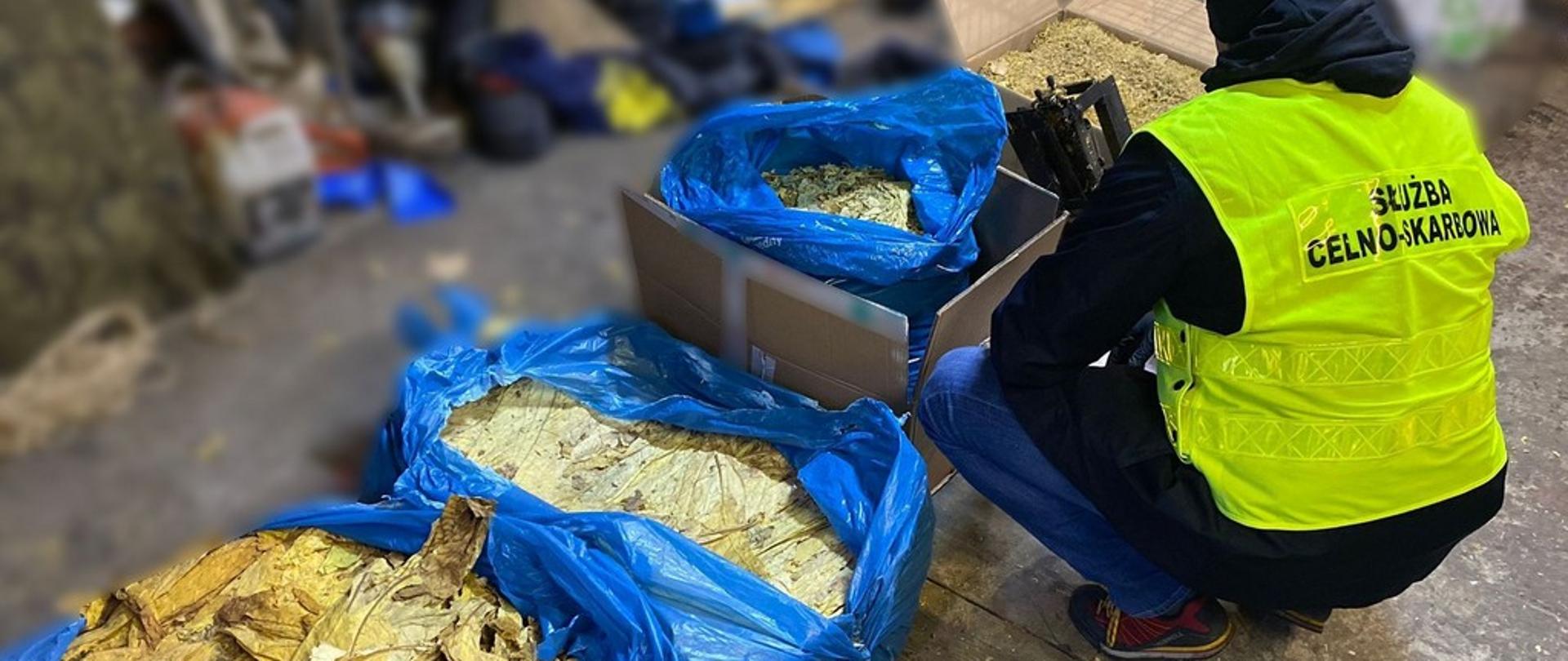 Funkcjonariusz przy workach z tytoniem