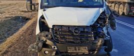 Na zdjęciu uszkodzony Opel Movano po zdarzeniu drogowym. 