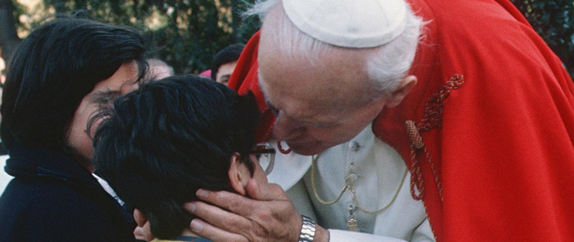11.03.1990 Roma. Visita pastorale del Papa Giovanni Paolo II alla parrocchia di San Policarpo all'Acquedotto Claudio. Due bambini consegnano dei fiori al Santo Padre. 