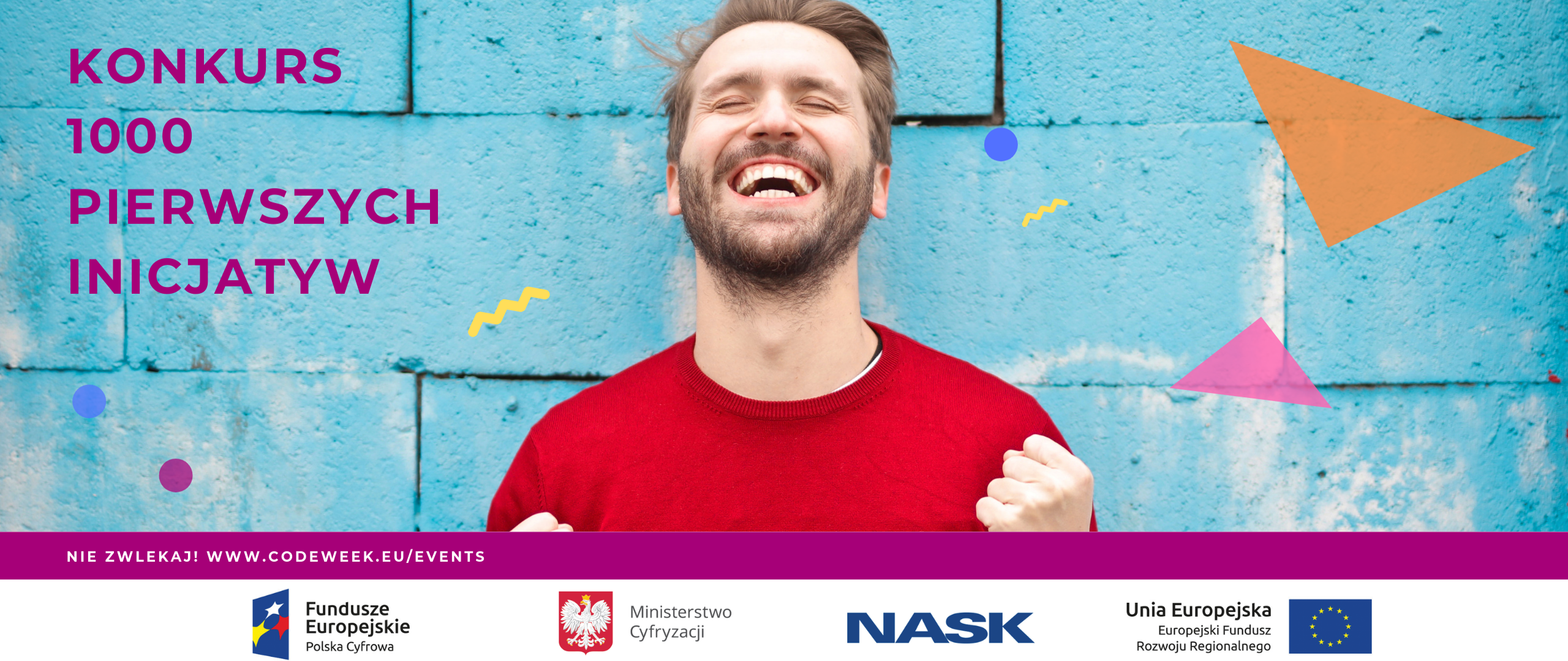 Roześmiany mężczyzna na tle ściany z bloczków cegłowych. Napis: Konkurs 1000 pierwszych inicjatyw. Nie zwlekaj! www.codeweeek.eu/events pod zdjęciem logotypy