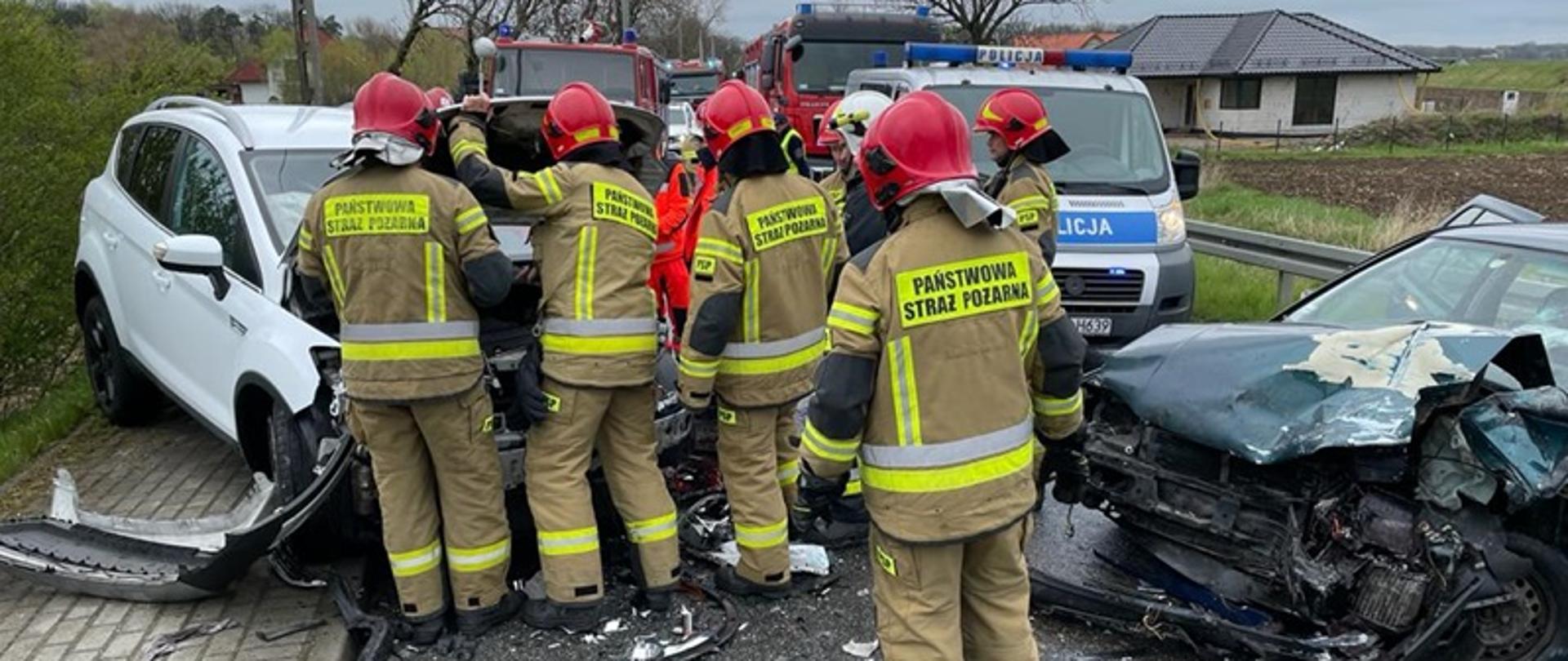 Zderzenie dwóch samochodów osobowych na ul. Mostowej - Otmuchów.
