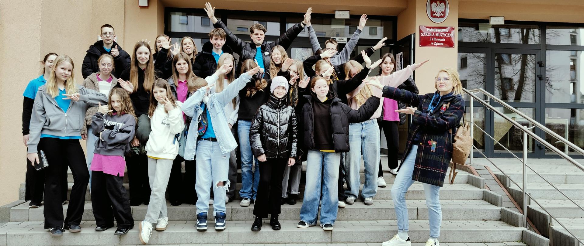 Zdjęcie grupowe na shcodach przed szkołą muzyczną w Zgierzu.