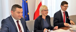 Siedzący za stołem przedstawiciele strony polskiej: od lewej dyrektor DWM, następnie minister Anna Moskwa oraz naczelnik DWM