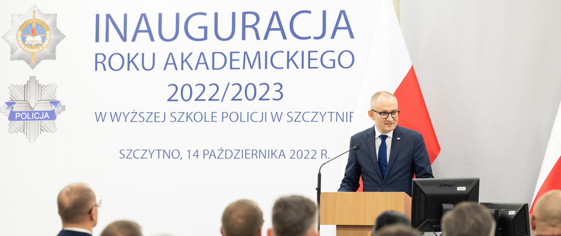 Wiceminister Błażej Poboży podczas swojego przemówienia na inauguracji roku akademickiego w Szczytnie.