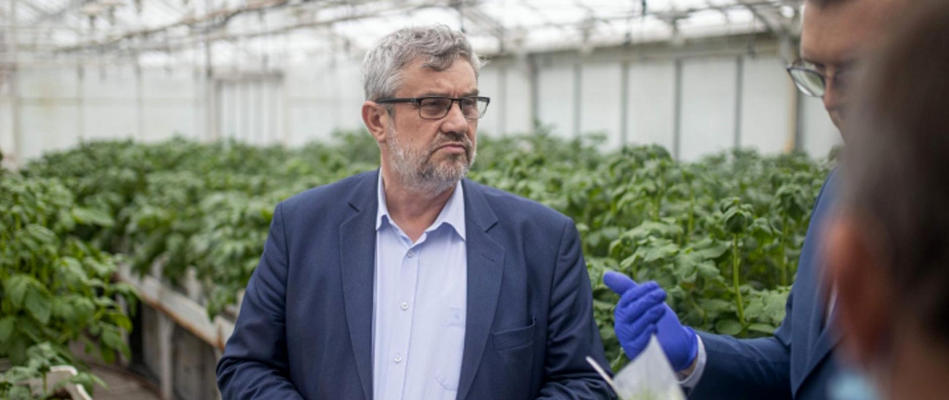 Minister J.K Ardanowski zwiedza szklarnię w której uprawiane są ziemniaki
