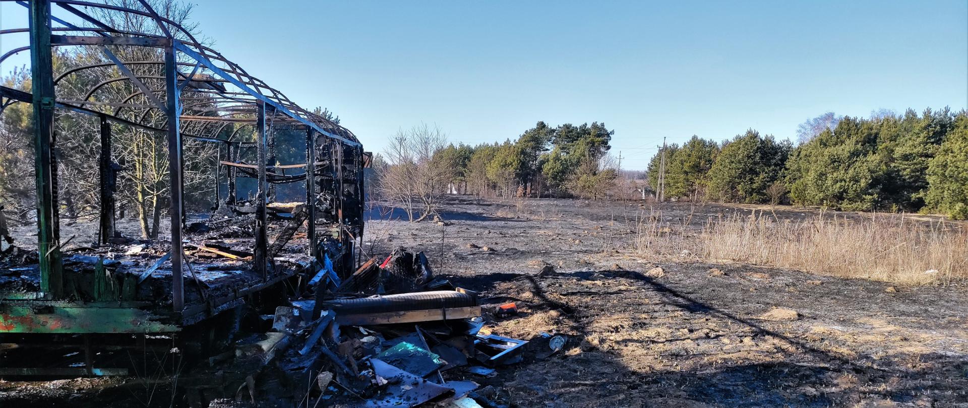 Na zdjęciu przedstawiono skutki pożaru traw na nieużytkach. Po prawej spalony barakowóz, z którego został jedynie stalowy szkielet, a lewa strona to wypalona trawa.