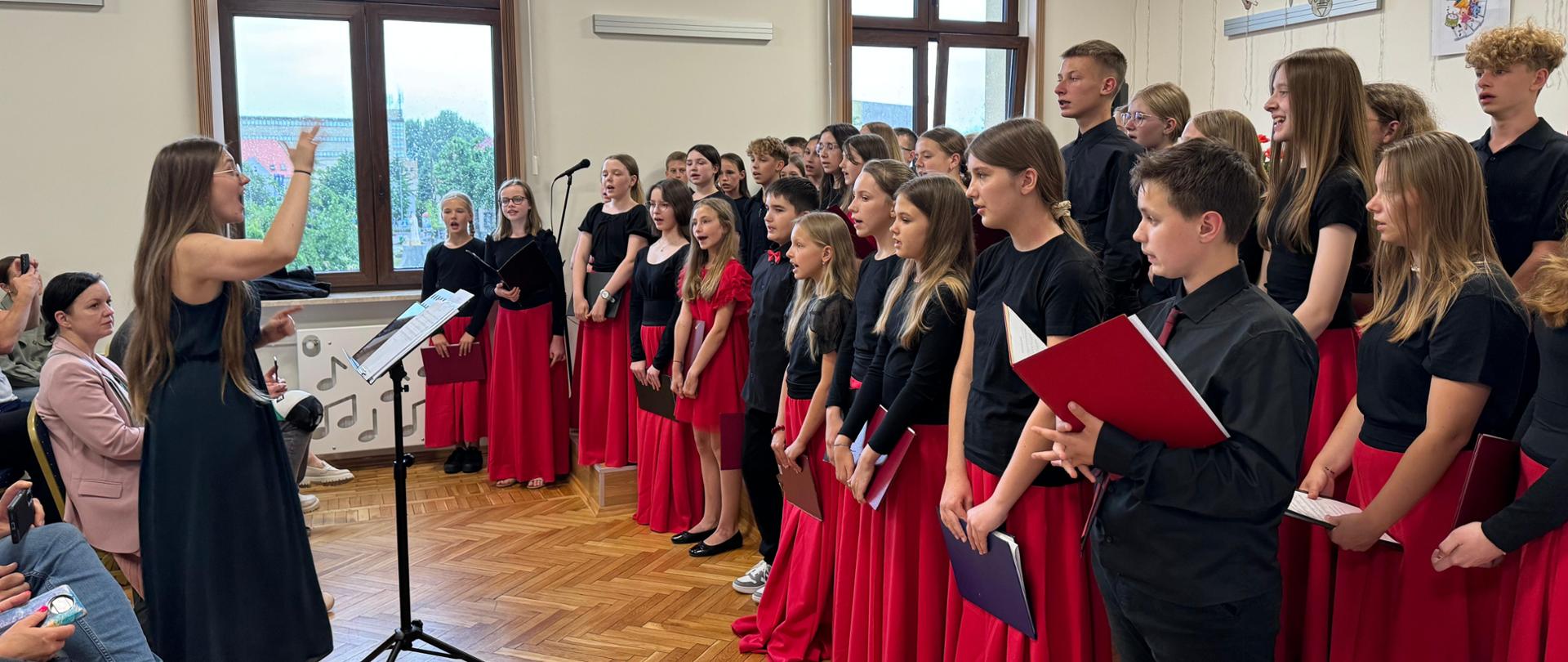 występ chóru pod dyrekcją Michaliny Cienkowskiej na koncercie "Śpiewać każdy może"