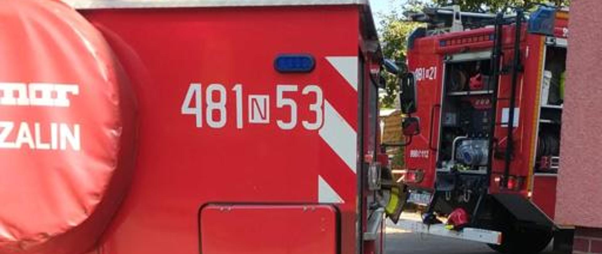 Zdjęcie przedstawia pojazdy pożarnicze podczas prowadzonych działań gaśniczych