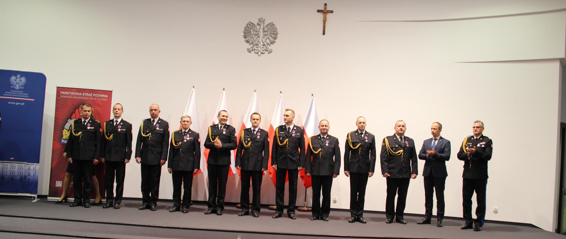 Na zdjęciu znajdują się wyróżnieni funkcjonariusze po otrzymaniu odznaczeń. Zdjęcie wykonano w Kujawsko-Pomorskim Urzędzie Wojewódzkim.