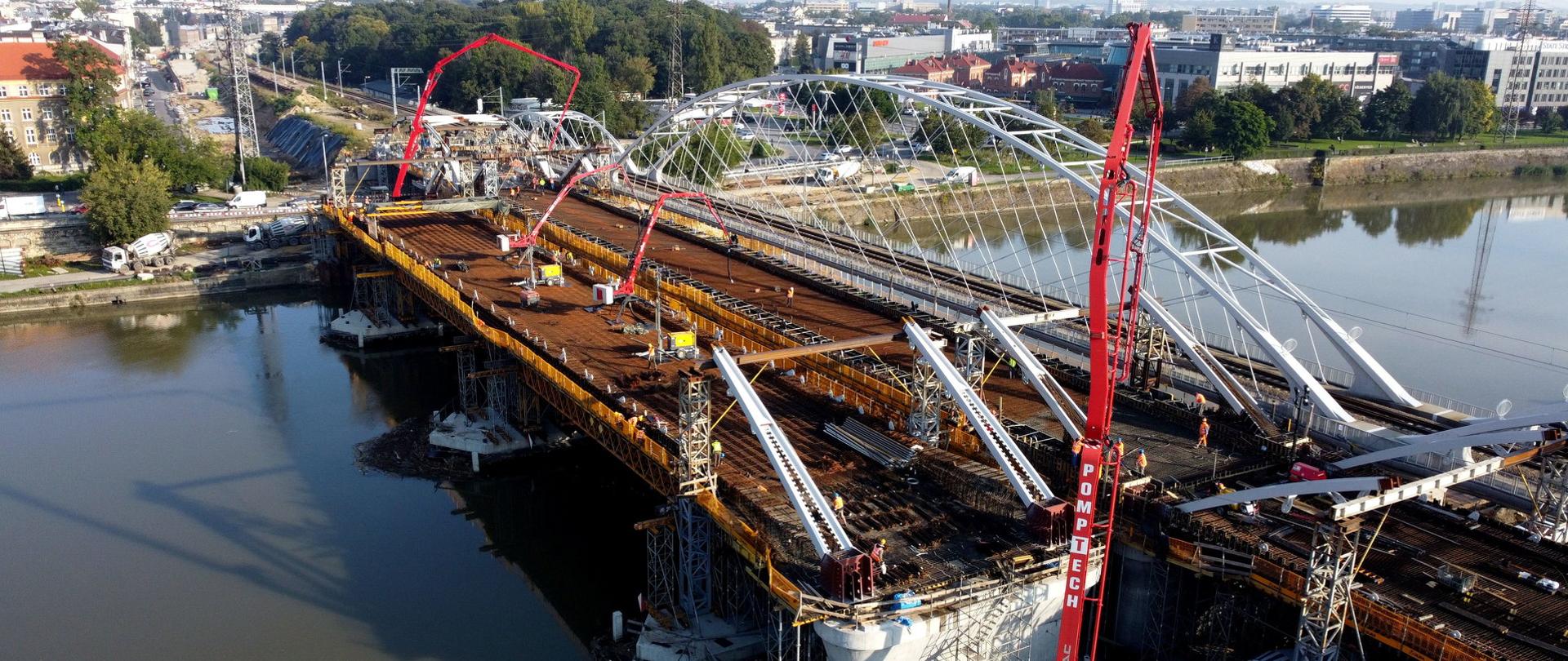 Kluczowy etap budowy nowego mostu kolejowego nad Wisłą
