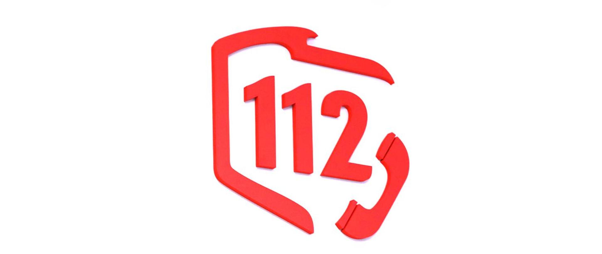 Logo Systemu Powiadamiania Ratunkowego. Na środku na białym tle częściowy kontur mapy Polski koloru czerwonego . Po środku mapy napis 112.