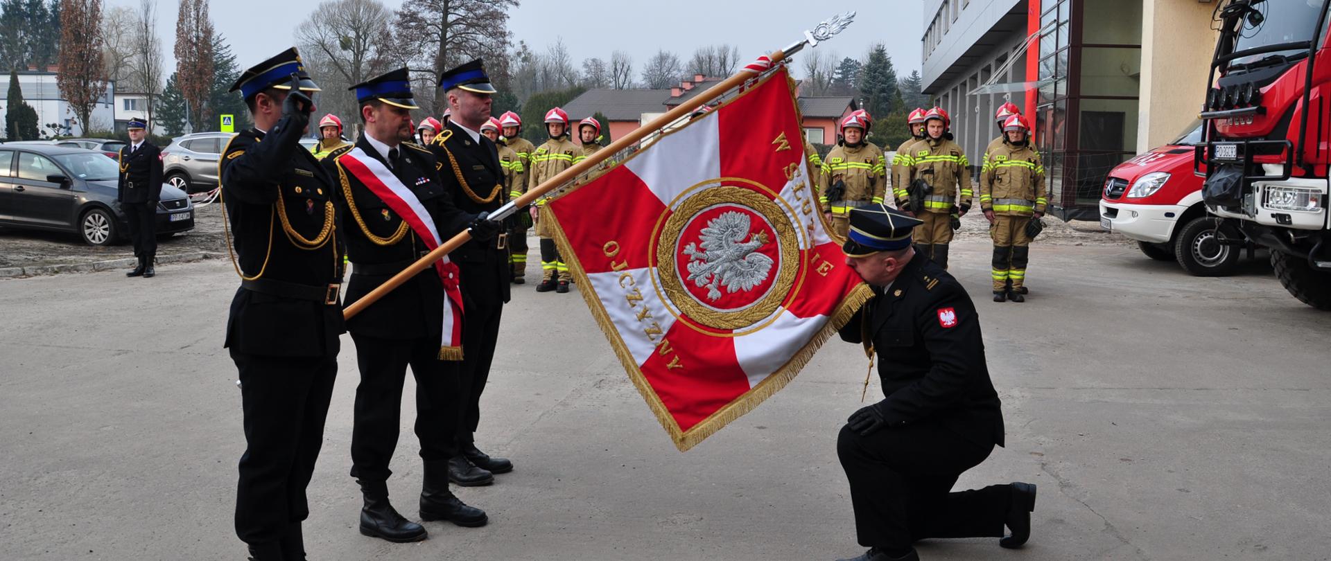 Na zdjęciu widać poczet sztandarowy oraz Komendanta Powiatowego w Pile witającego się ze sztandarem.