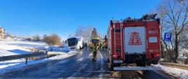 Autobus zsunął się z drogi