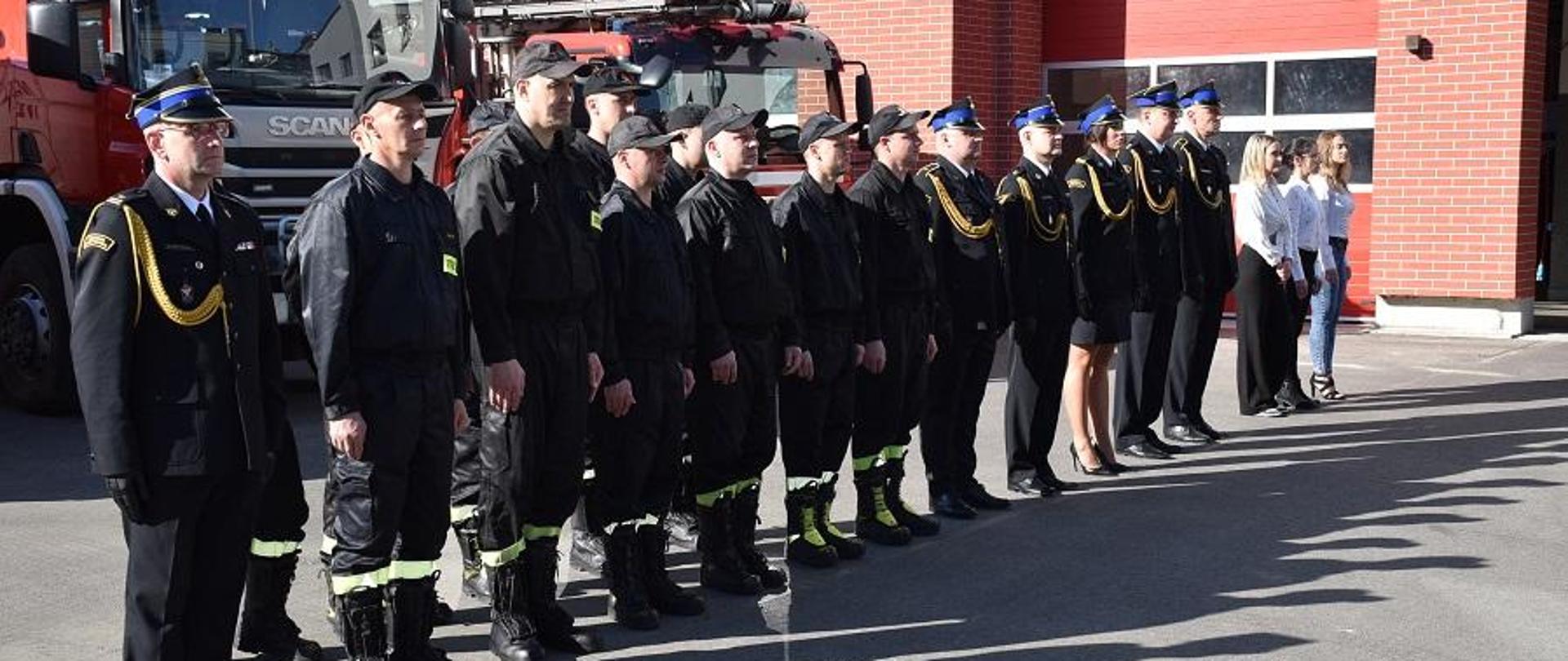 Pododdział podczas uroczystej zbiórki. 