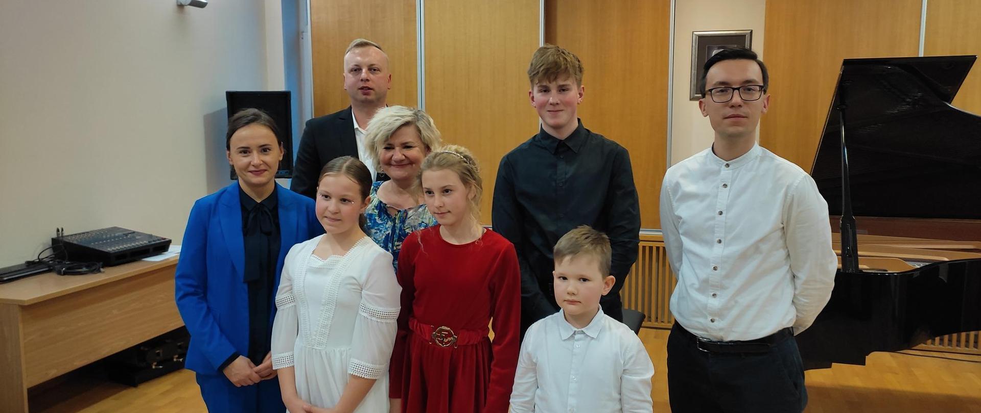 Uczniowie i nauczyciele w sali PSM I i II st. w Lesznie.