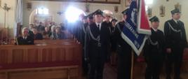 Dzień Strażaka w Sobiałkowie. Kościół parafialny w Sobiałkowie. Ksiądz proboszcz odprawia Mszę św. w intencji strażaków. W nawie głównej, przed ołtarzem stoi poczet sztandarowy., a za nimi Zarząd i członkowie MDP W ławkach siedzą pozostali uczestnicy.