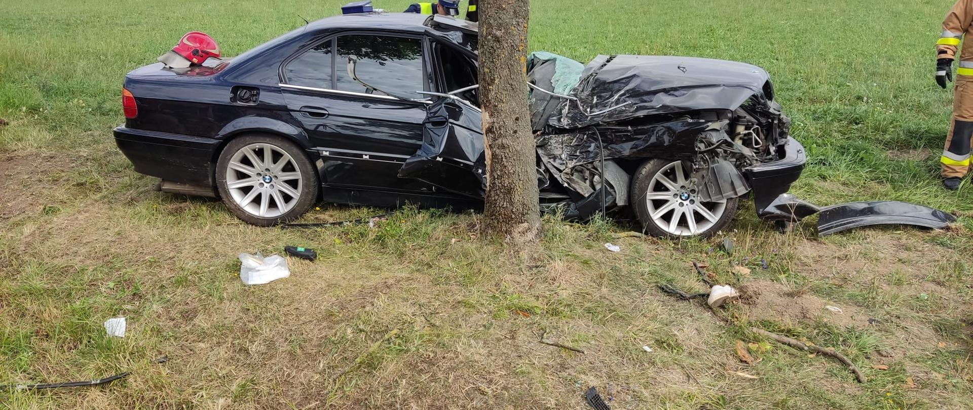Wypadek w miejscowości Zygmuntowo. Rozbity, czarny samochód osobowy marki BMW.