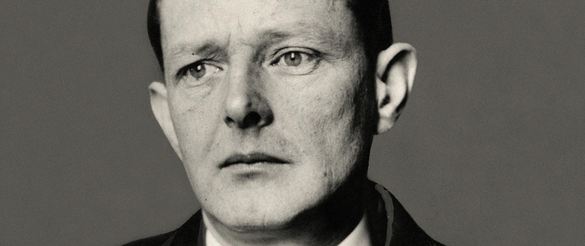 Edward B. Raczyński - portret mężczyzny, ciemne włosy, ciemna marynarka, kamizelka, ciemny krawat, biała koszula.