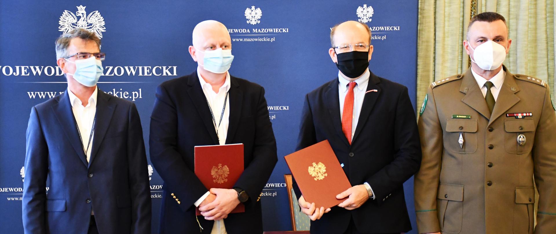 Od lewej: Dyrektor Działu Sprzedaży w Enigma Systemy Ochrony Informacji Sp. z.o.o. Konrad Raczyński, Prezes Zarządu Enigma Systemy Ochrony Informacji Sp. z.o.o. Paweł Andrzej Luksic, Wojewoda Konstanty Radziwiłł oraz Komendant Nadwiślańskiego Oddziału Straży Granicznej płk Robert Bagan