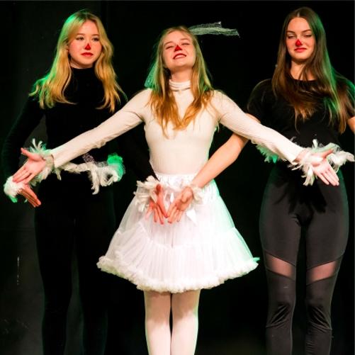 Grafika przedstawia trzy osoby uczestniącące w przedstawieniu "Szelmostrwa Lisa Witalisa"