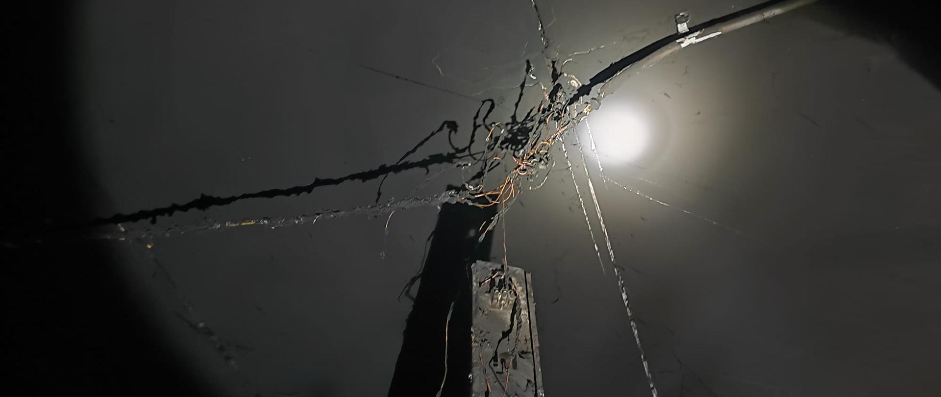 zdjęcie przedstawia spaloną instalację elektryczną