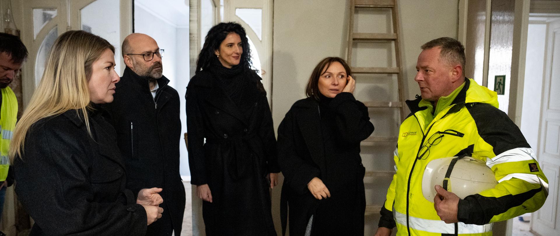 Ostatnie dni przyniosły wizytę wiceminister MSWiA Magdaleny Roguskiej w Powiecie Kłodzkim. Wraz z wojewodą dolnośląską Anną Żabską, Wicemarszałek Sejmu RP Moniką Wielichowską oraz burmistrzami sprawdziła, jak postępują prace w miejscach najbardziej dotkniętych żywiołem.