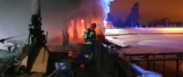Na zdjęciu widać działania gaśnicze dolnego tarasu restauracji Myśliwskiej prowadzone przez strażaków z Jednostki Ratowniczo- Gaśniczej. 
