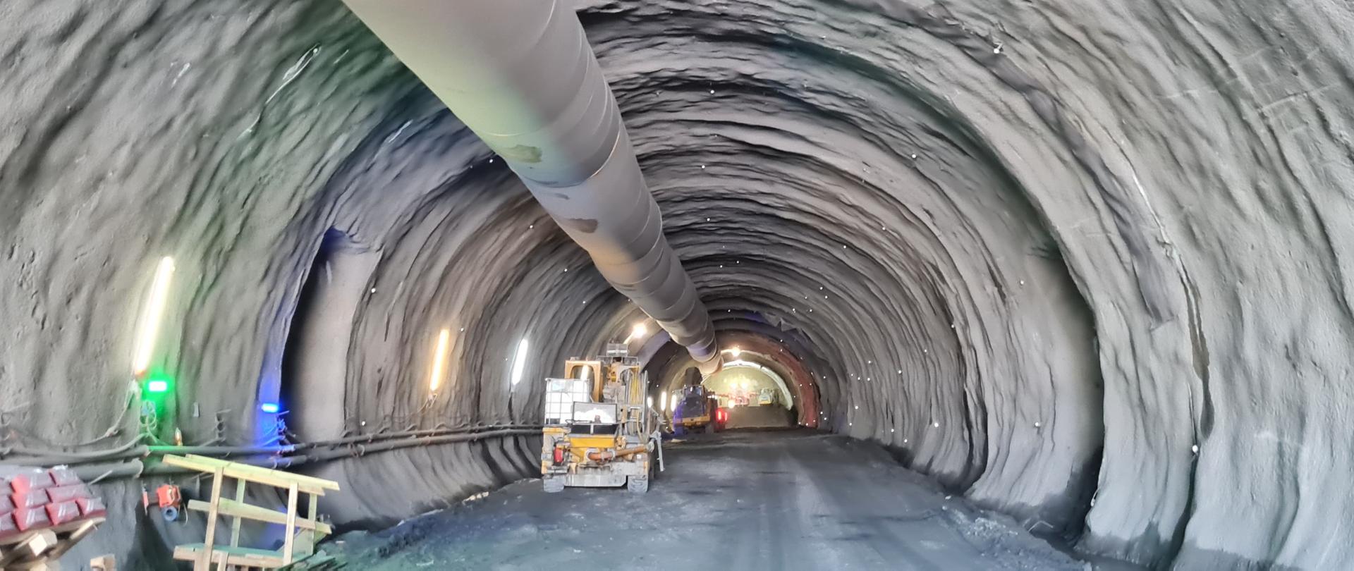 Na zdjęciu widać budowę tunelu w ciągu drogi ekspresowej S3 na Dolnym Śląsku. 