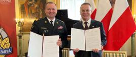 nadbryg. Adam Konieczny i dr. Jarosław Sellin prezentują podpisane porozumienie o współpracy