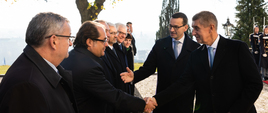Premierzy Polski i Czech witają ministra marka Gróbarczyka. Minister Gróbarczyk stoi wśród innych ministrów