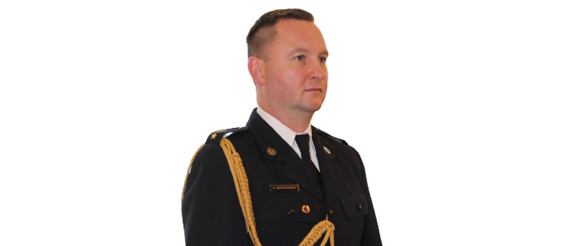 strażak w mundurze wyjściowym ze sznurem w białej koszuli i krawacie. 