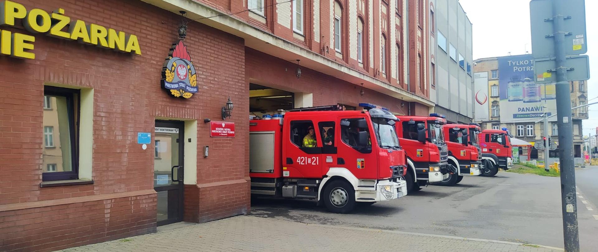 Na fotografii widać wozy straży pożarnej przed jednostką