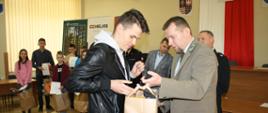 Zastępca Nadleśniczego Nadleśnictwa Starachowice Grzegorz Wachnicki wręczający nagrody uczestnikom turnieju