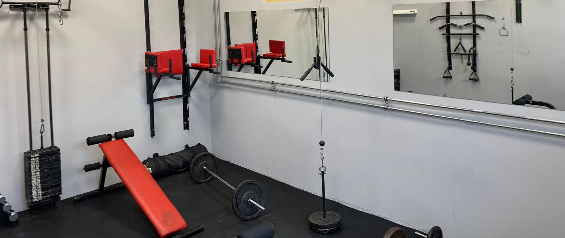 Na zdjęciu znajduje się pomieszczenie siłowni po remoncie, zlokalizowane w budynku technicznym komendy.