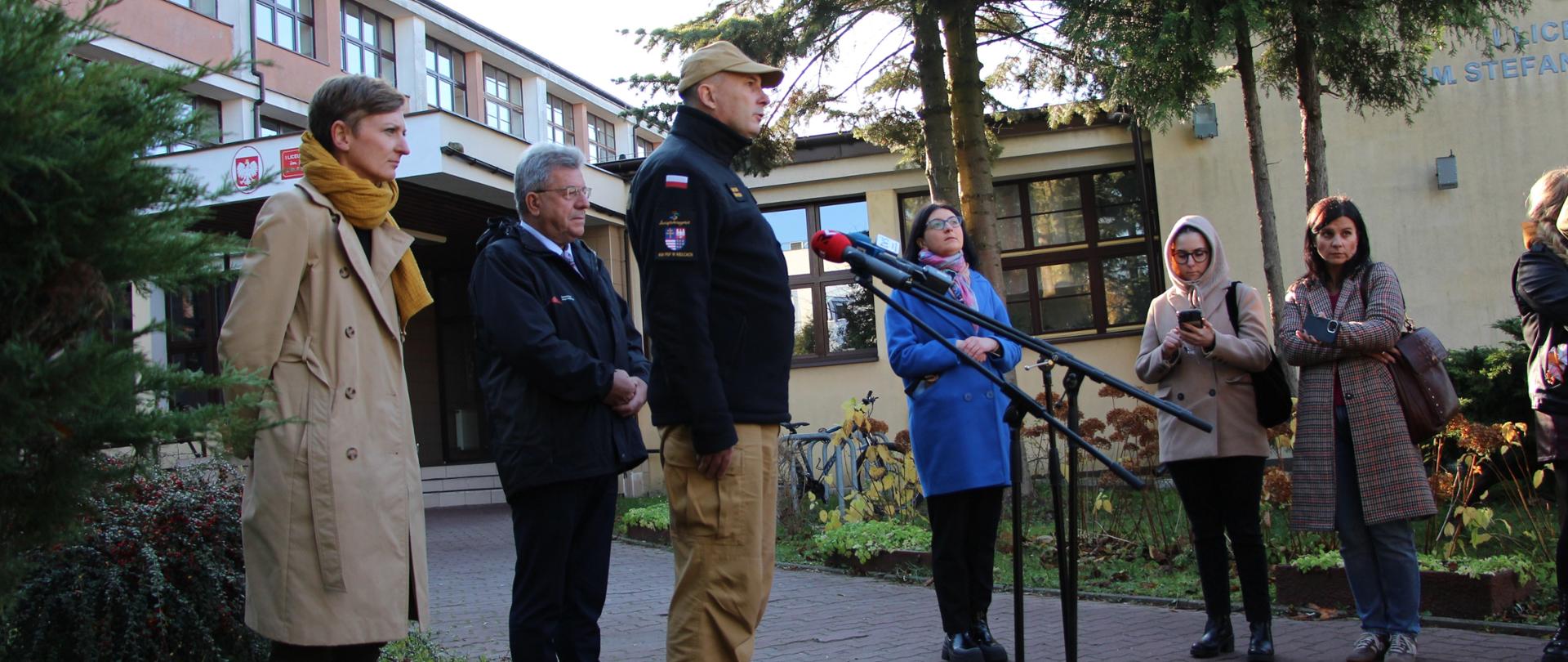 Zdjęcie przedstawia konferencje prasową: głos zabiera Świętokrzyski Komendant Wojewódzki