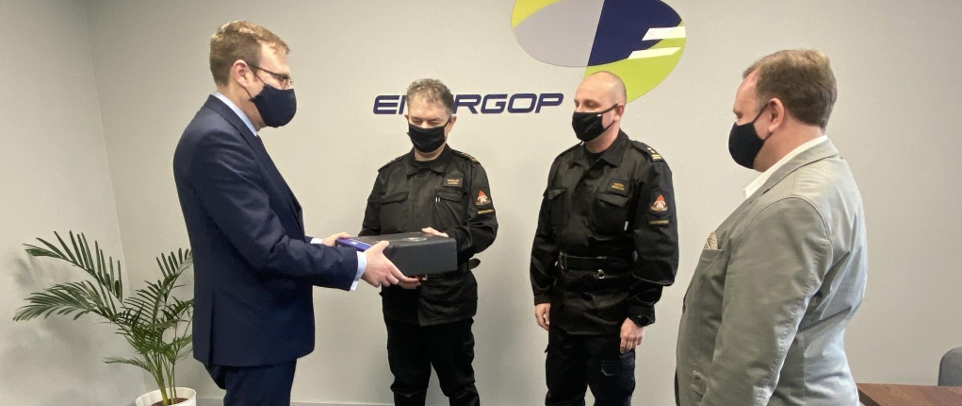 Na zdjęciu poseł Maciej Małecki wraz z przedstawicielami Energop wręcza sprzęt przedstawicielom Komendy Powiatowej PSP w Sochaczewie
