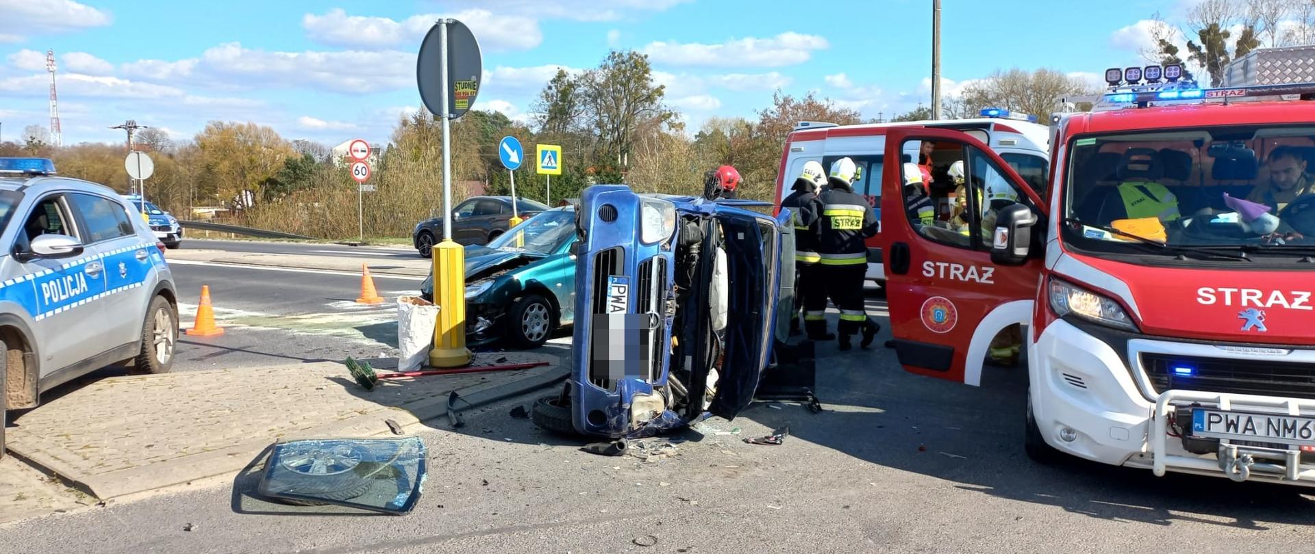 Na zdjęciu widać rozbite pojazdy oraz pojazdy służb ratunkowych 