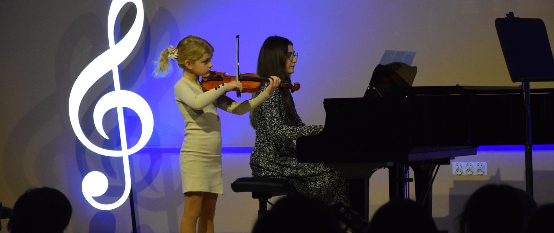 na scenie grająca skrzypaczka i pianistka