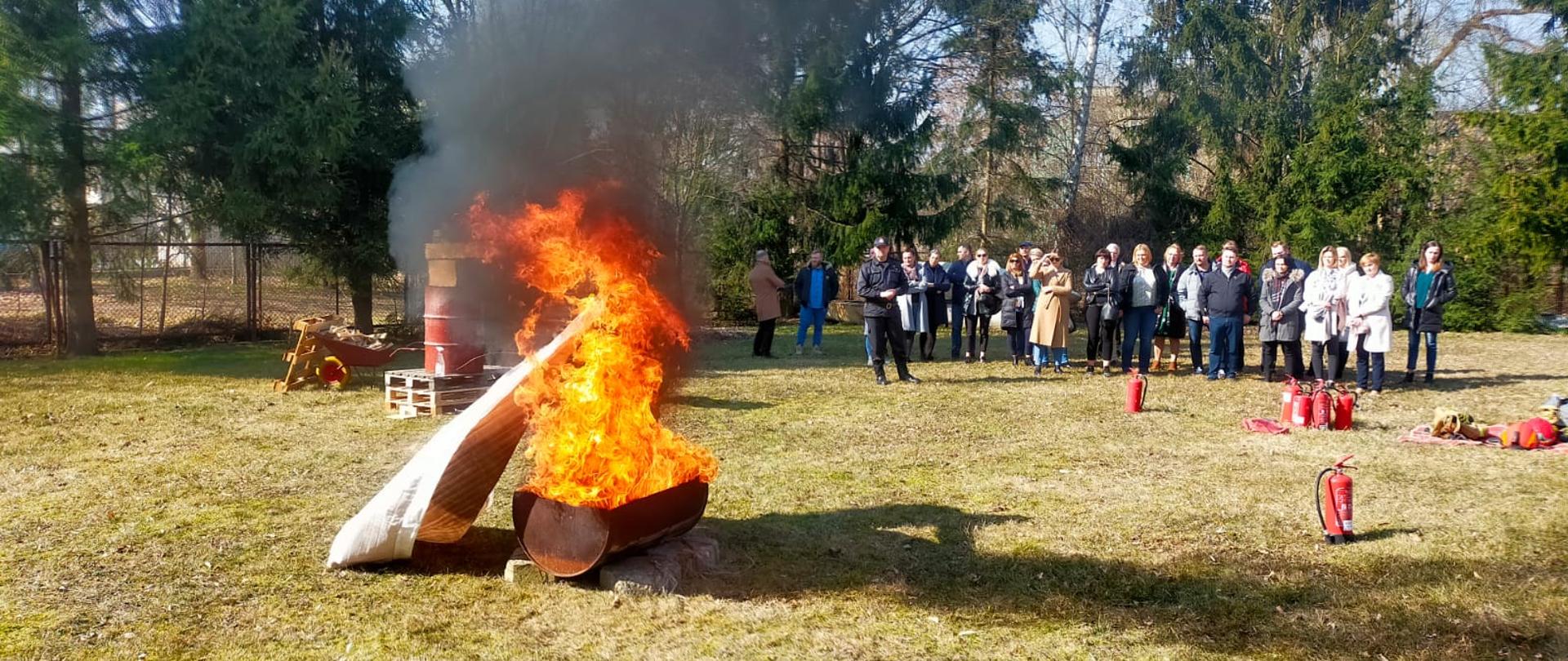 Na zdjęciu widoczny kontrolowany pożar oraz uczestnicy szkolenia