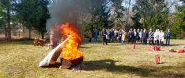 Na zdjęciu widoczny kontrolowany pożar oraz uczestnicy szkolenia