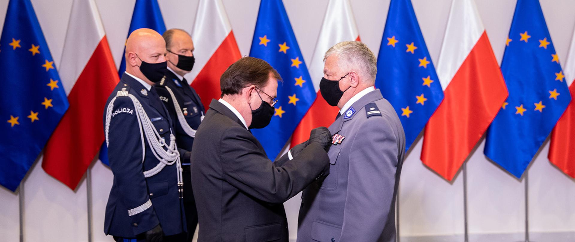 Na zdjęciu: minister Mariusz Kamiński wraz z gen. insp. Jarosławem Szymczykiem, komendantem głównym Policji oraz Rafałem Jankowskim, przewodniczącym Zarządu Głównego NSZZ Policjantów wręczyli odznaczenia państwowe przedstawicielom związków zawodowych