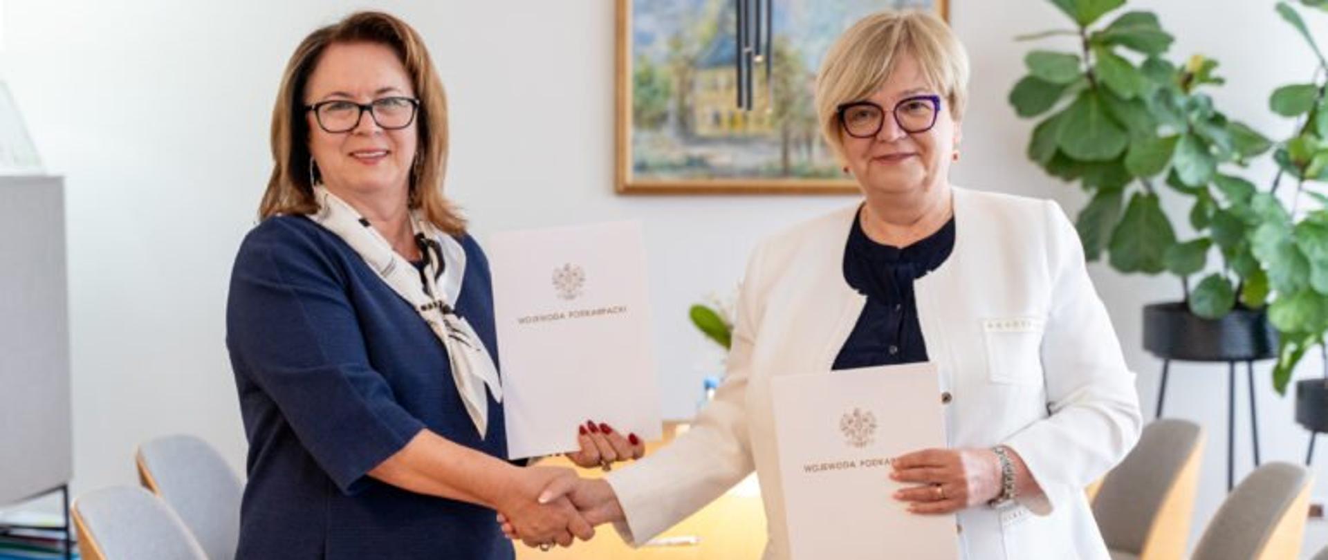 Zdjęcie przedstawia wojewodę podkarpackiego Teresę Kubas-Hul i zastępcę prezydenta Rzeszowa Krystynę Stachowską