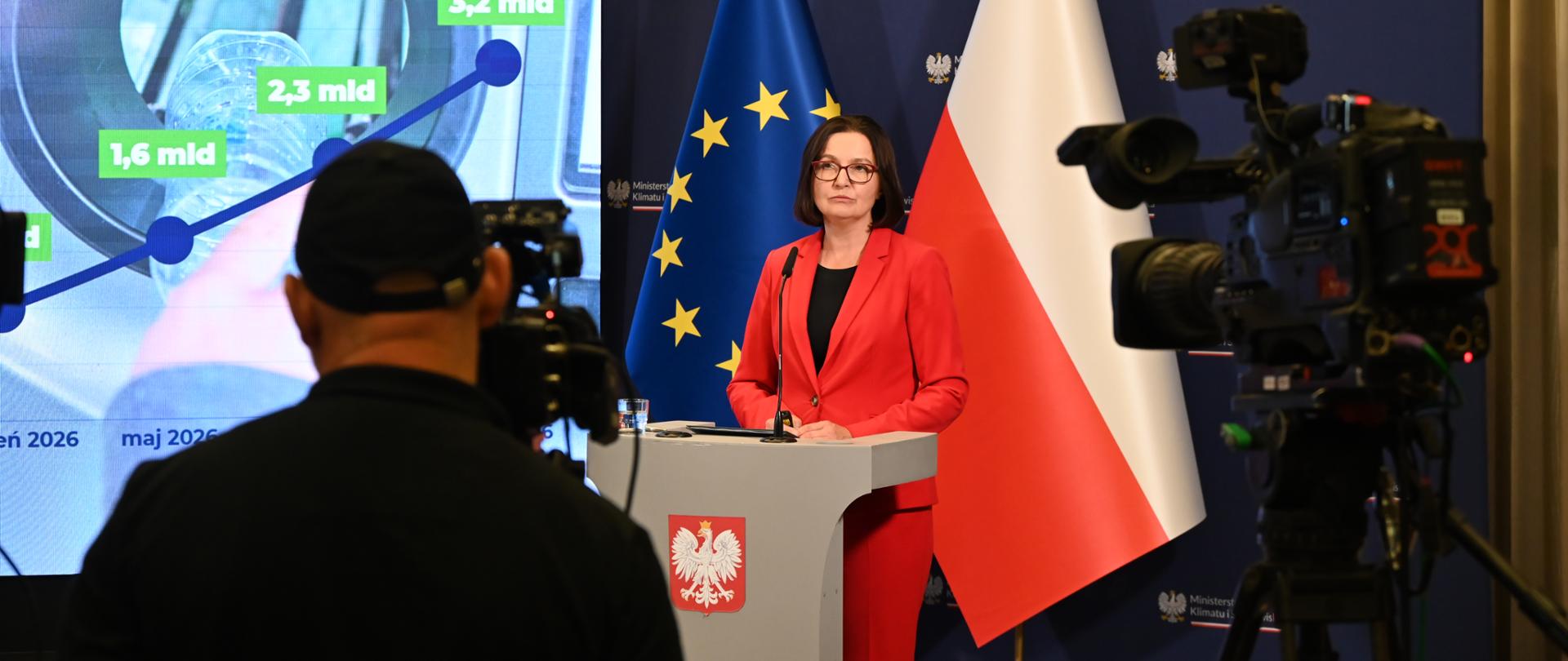 Wiceministra klimatu i środowiska Anita Sowińska podczas konferencji prasowej na temat systemu kaucyjnego