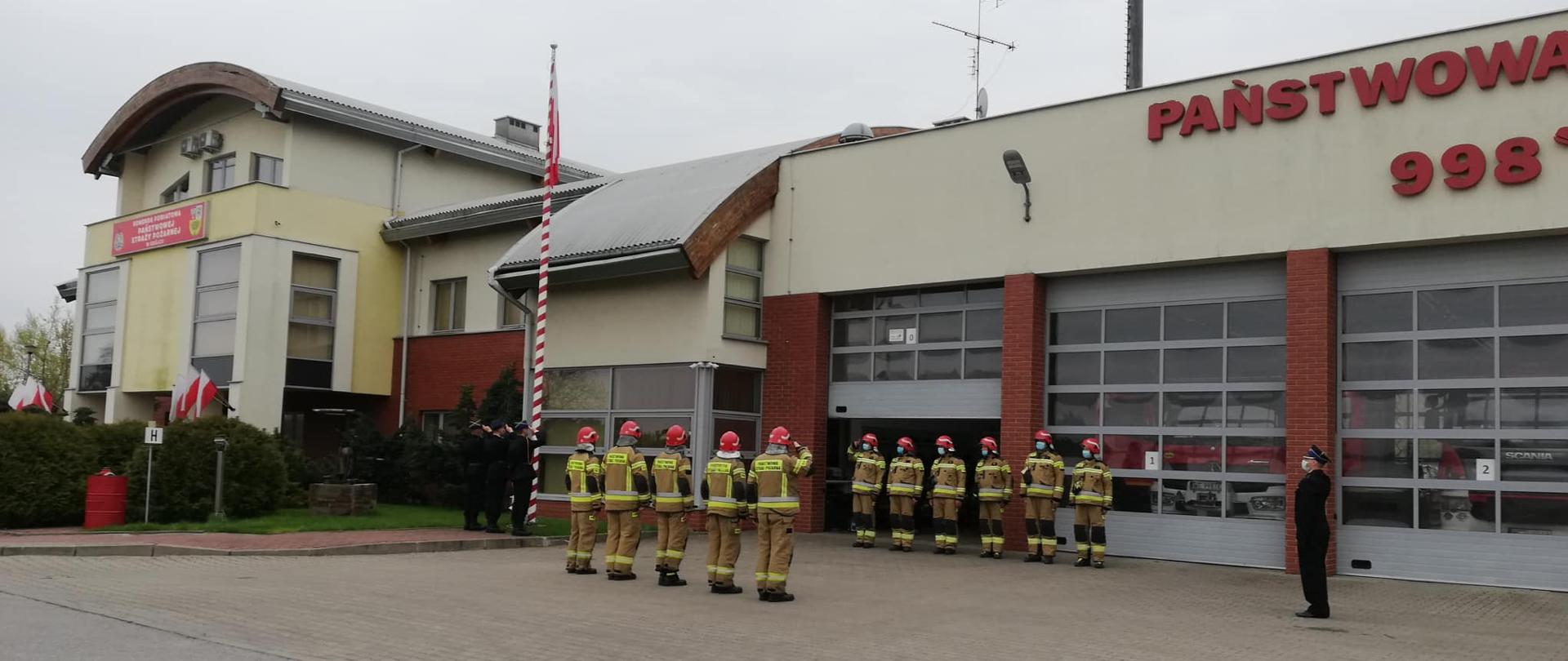 Zdjęcie przedstawia uroczysty apel z okazji Dnia Flagi w KP PSP Grójec.