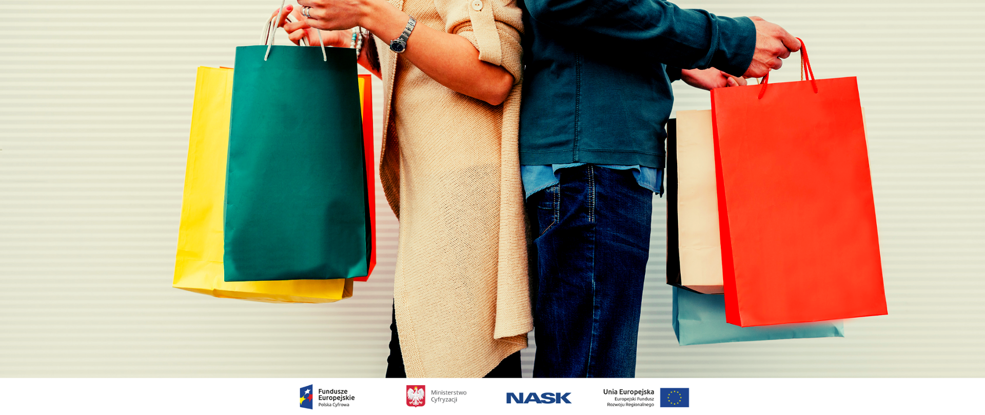 Mężczyzna i kobieta, odwróceni do siebie plecami, stoją trzymając kolorowe torby z zakupami.