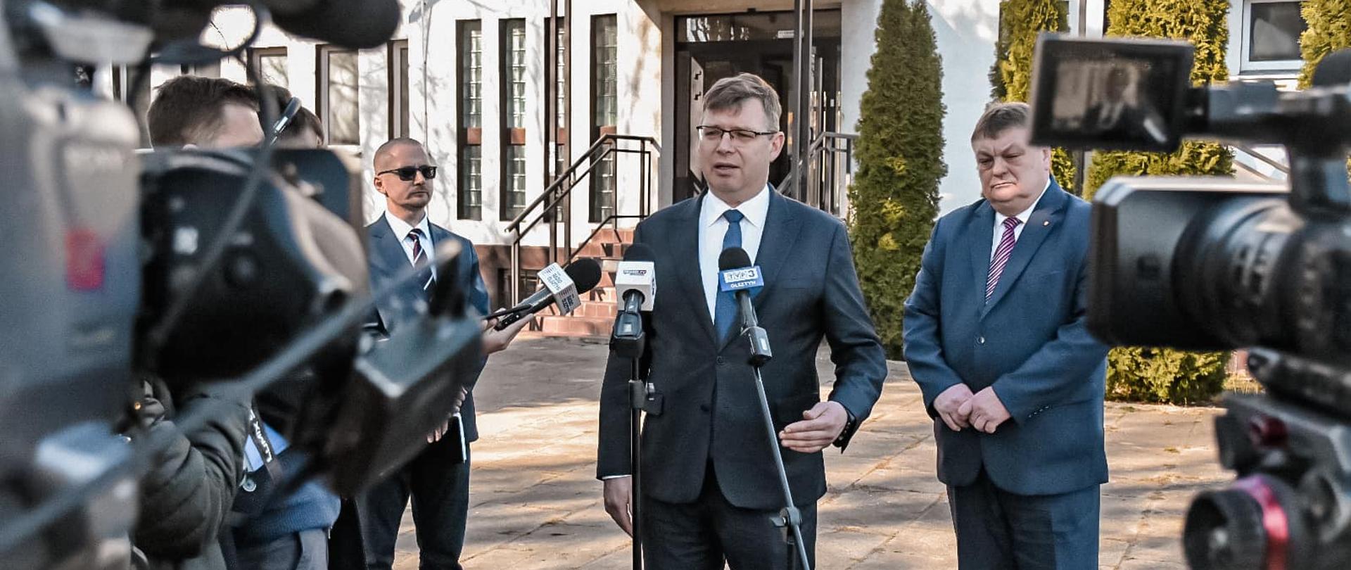 Briefing prasowy - Wojewoda Warmińsko-Mazurski Artur Chojecki