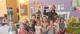 Zdjęcie zbiorowe dzieci z Przedszkola Publicznego nr 66 w Bydgoszczy z Panią Ornitolog pokazującą lornetkę