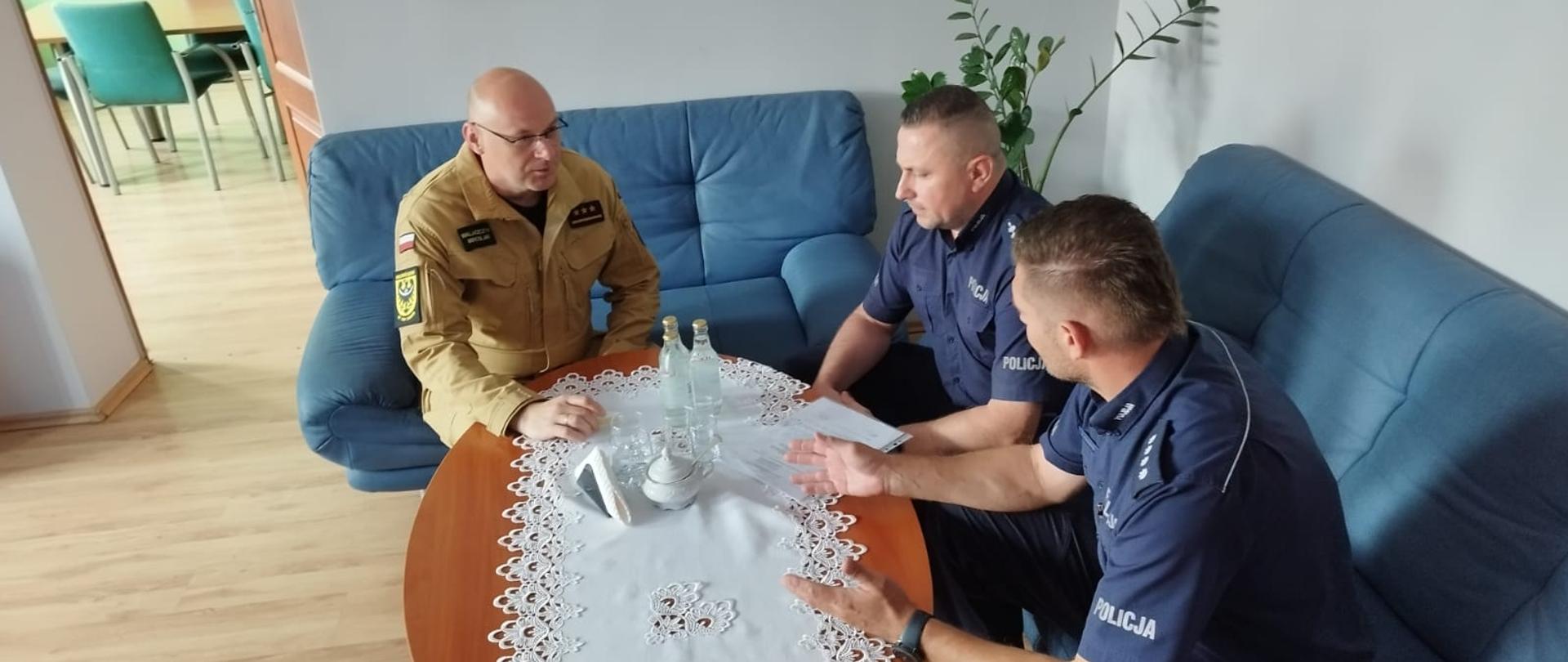 Obraz przedstawia Komendanta Powiatowego oraz przedstawicieli jaworskiej policji podczas spotkania dotyczącego bezpieczeństwa nad wodą.