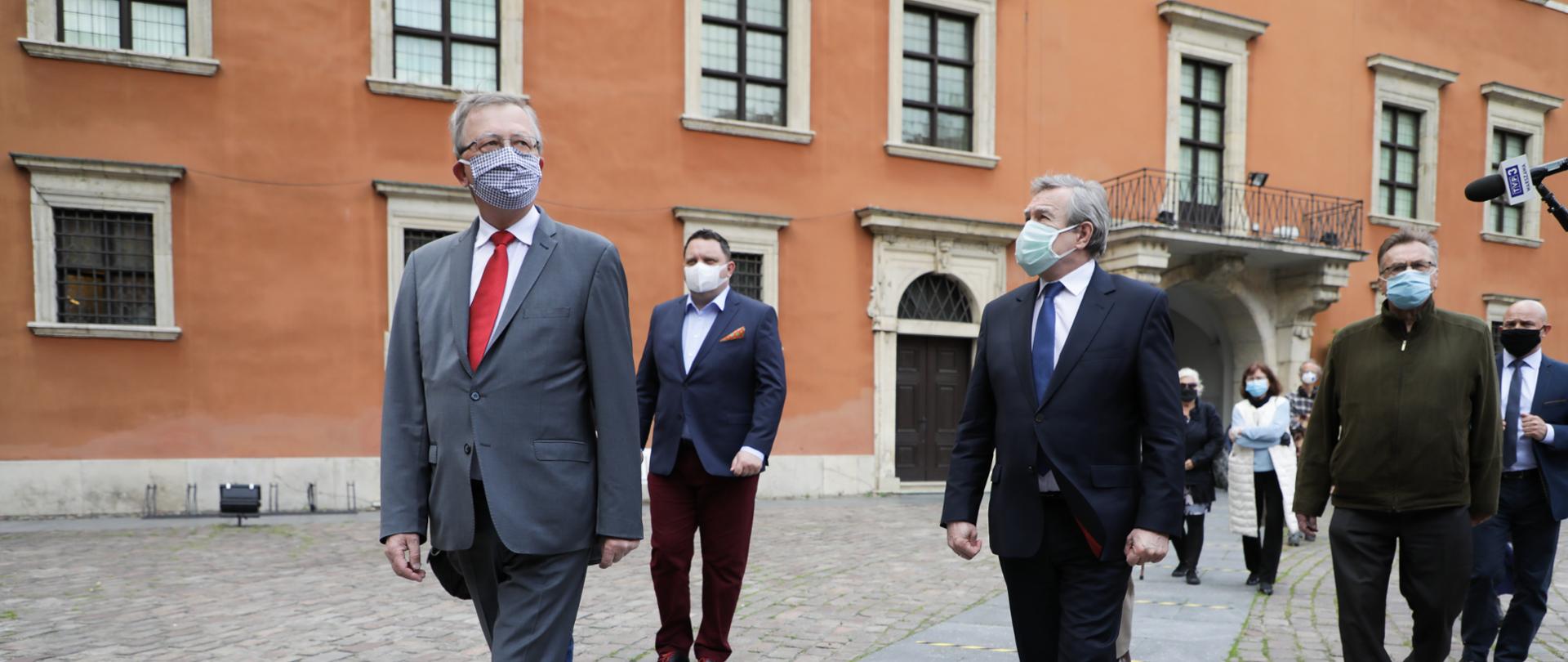 Symboliczne otwarcie, Zamek Królewski w Warszawie z krótszą trasą i w nowych rygorach zaprasza zwiedzających. fot Danuta Matloch